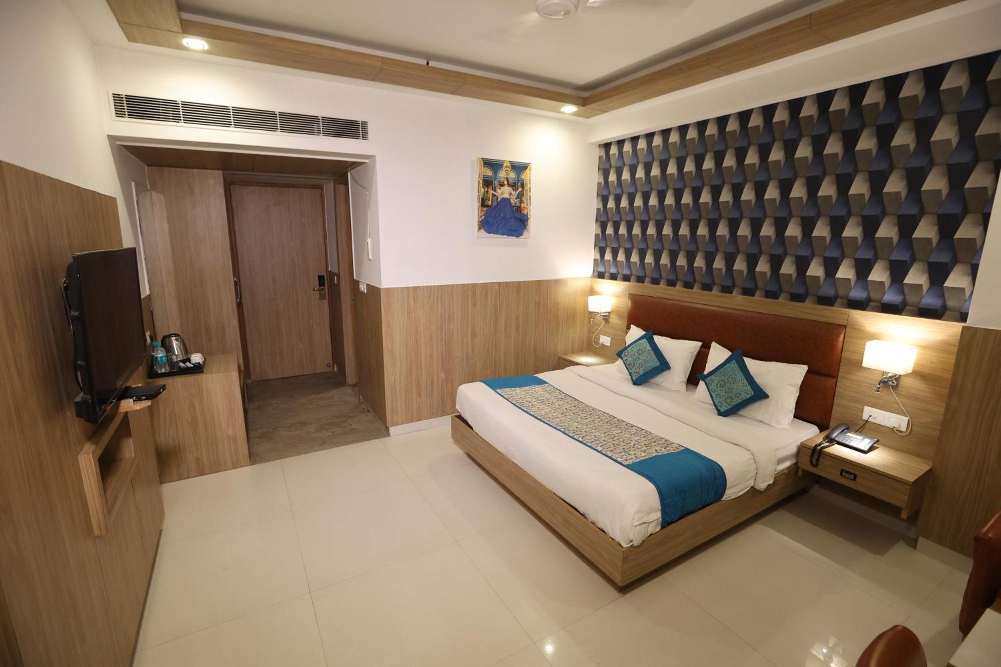 Elevate Near Delhi Airport Hotel 4*
