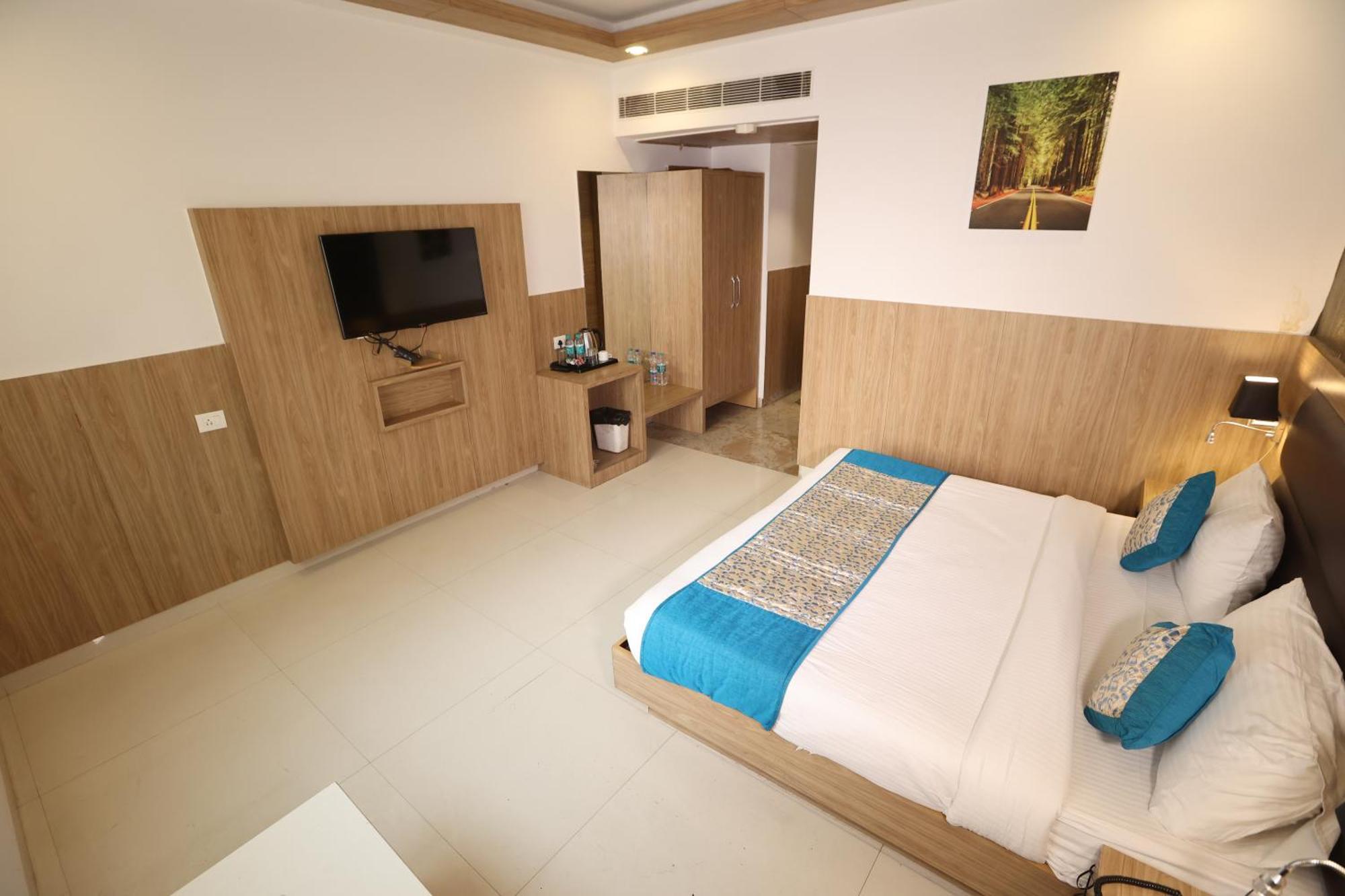Hotel Elevate Near Delhi Airport 4*